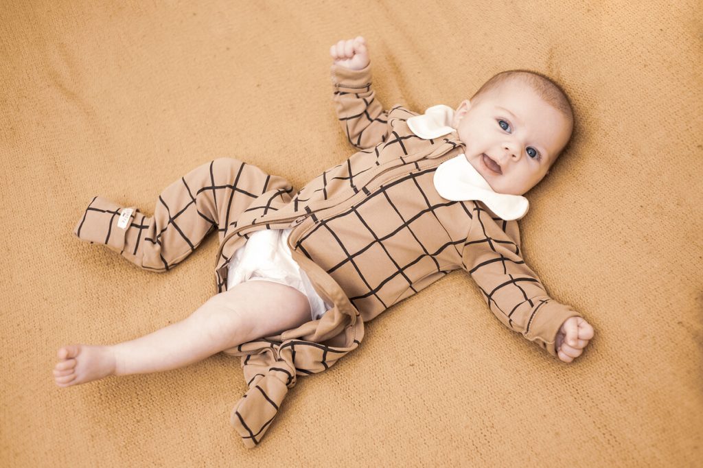 Manipuler bébé en toute sécurité pendant l'habillage grâce aux pyjamas Comète Paris