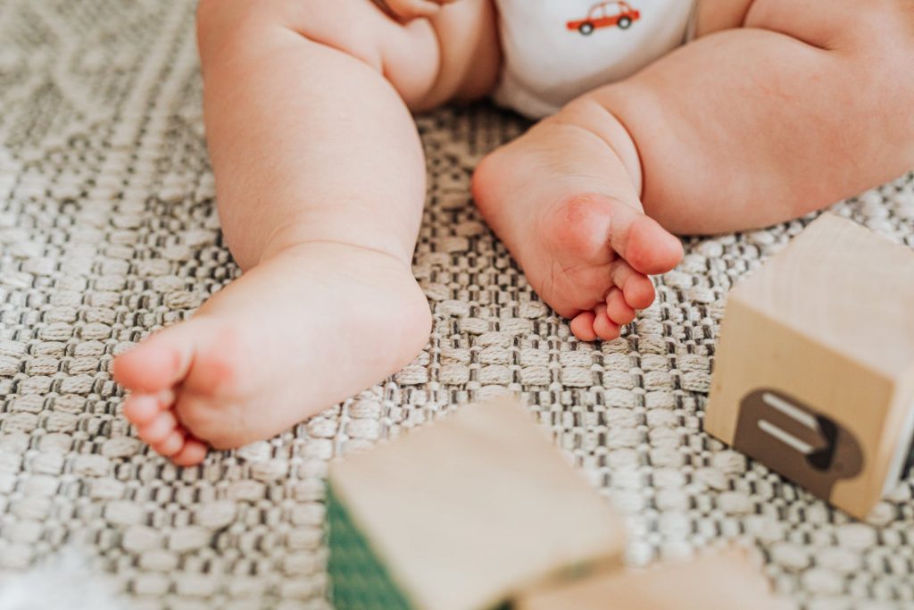 Quels sont les bénéfices de l'éveil pieds nus pour bébé ?