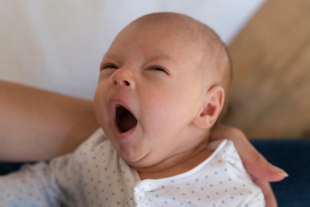 Quels sont les signes de fatigue à observer chez bébé ?