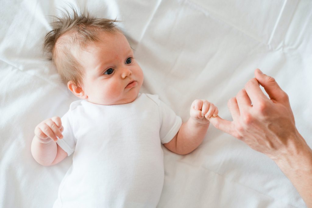 Comment prendre le rythme en douceur dès le premier mois de bébé ?